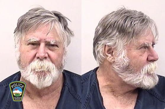 Anciano roba un banco para arrojar el dinero a la calle y desear "feliz navidad" a todos