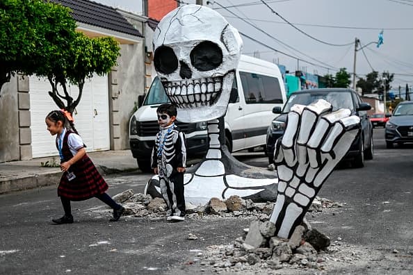 El Día de Muertos en una tradición que se celebra en México el día 2 de noviembre de cada año, en el que se recuerda a los seres queridos fallecidos con altares decorados con velas, 
<a href="https://www.univision.com/noticias/america-latina/en-fotos-el-origen-y-las-leyendas-en-torno-a-la-flor-de-cempasuchil-planta-representativa-del-dia-de-muertos-en-mexico-fotos">flor de cempasúchil</a> y comida.