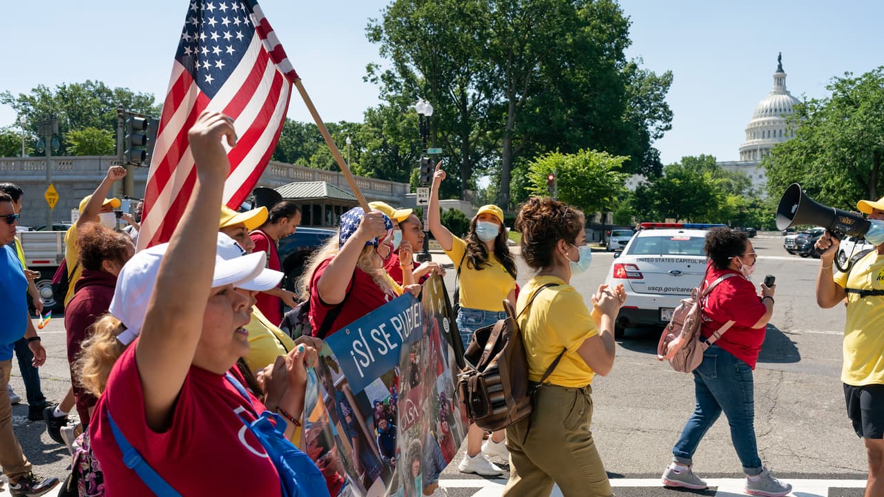 Cientos de 
<i>dreamers</i> marcharon desde Union Station y hasta el pie del Capitolio.
<br>