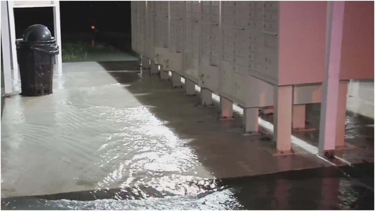 Tubería rota causó inundación en zona de casas móviles en el suroeste de Miami