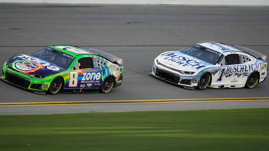 <b>El nacimiento de una tradición en 1959. </b>Imagen de archivo del primer Daytona 500 celebrado en 1959, cuando el Daytona International Speedway inauguró una nueva era para el automovilismo estadounidense. La fotografía representa el inicio de una tradición que convirtió a esta carrera en la apertura oficial de la temporada y en el evento más prestigioso de NASCAR.