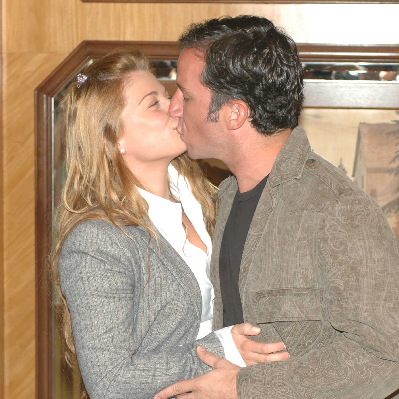 Nicolás es fruto de su matrimonio con el actor Plutarco Haza, con quien se casó en 1997.