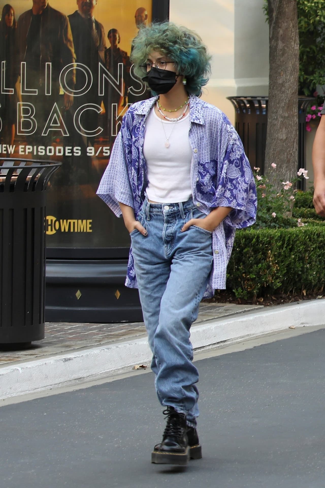 "Y yo estoy como: 'Anda bebé, ¿quieres sentarte en mi regazo?'", bromeó, "y dicen:
<b> 'Mamá, para. Deja de tocarme'</b>".
<br>