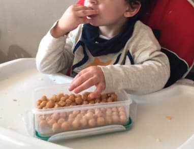 La nutricionista María Merina recibió fuertes insultos en su cuenta social de Twitter por publicar una foto de su hijo desayunando garbanzos.