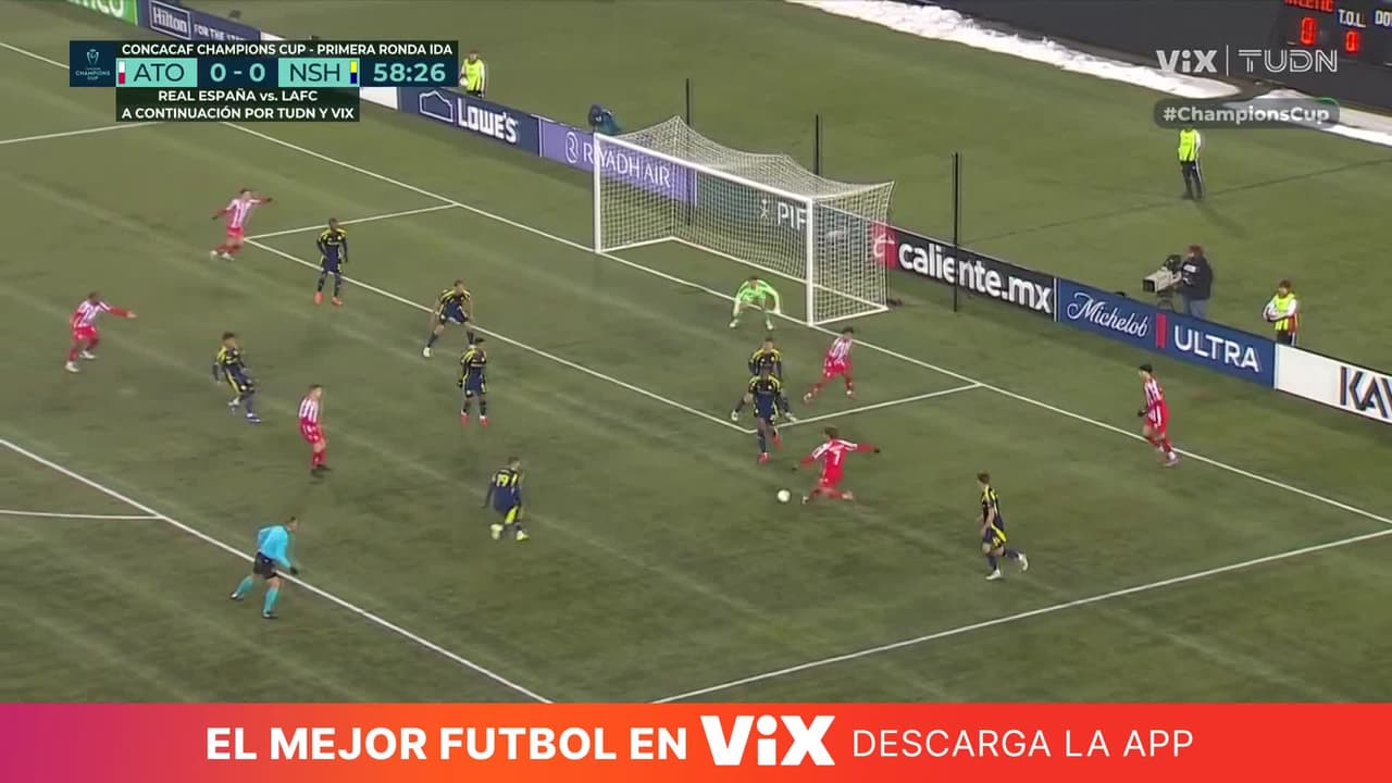 Le desvían el balón al mexicano en el primer balón que tocó