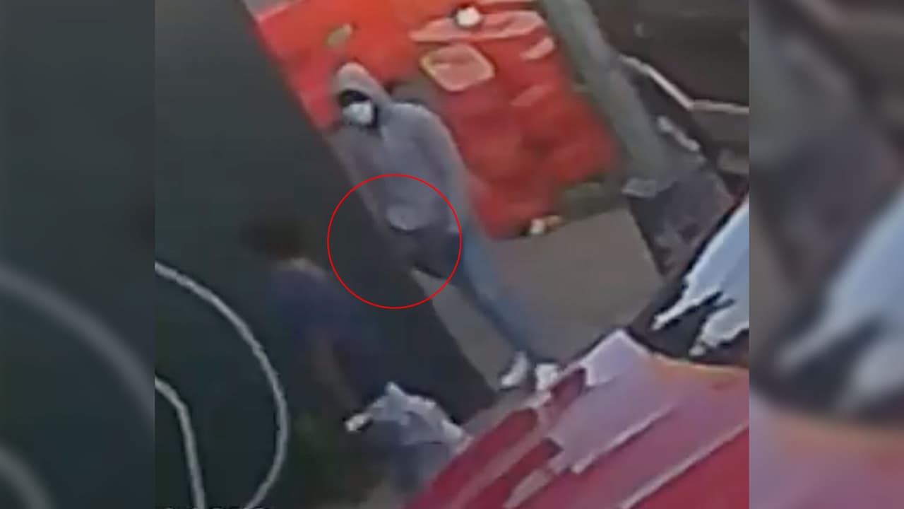 Roban joyas con valor de $50,000 a un hombre en Brooklyn, la Policía busca al sospechoso