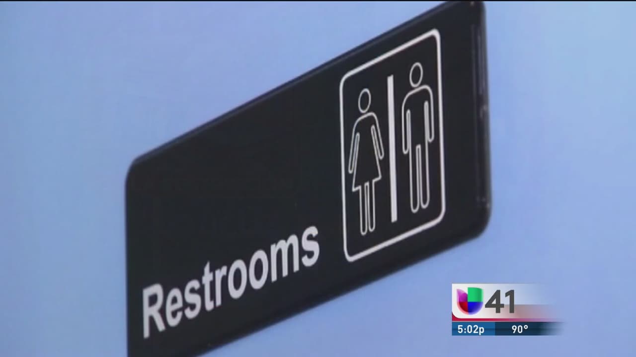 Juez de Texas emite orden de restricción contra ley de baños transgénero en escuelas públicas