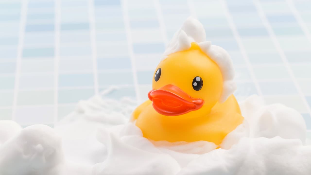 No permita que los niños jueguen con juguetes que hayan estado en contacto con el agua de la inundación hasta que los juguetes hayan sido desinfectados. Puede desinfectar los juguetes con una solución de 1/4 taza de cloro en un galón de agua.
<br>