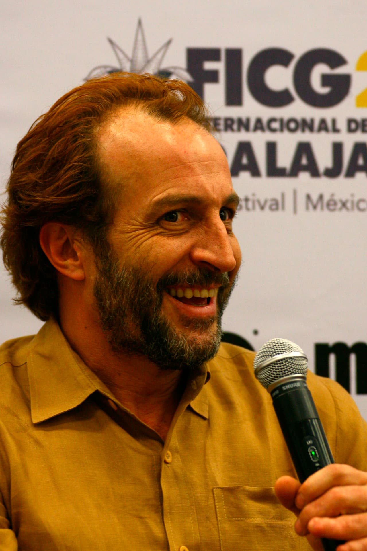 Se convierte en una especie de mentor y guia.