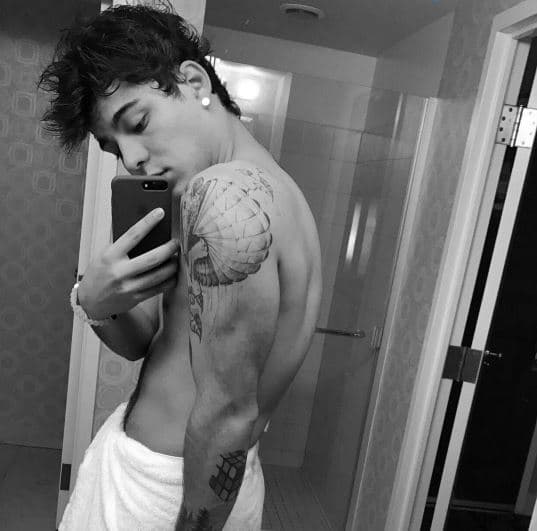 Le gusta tomarse muchas selfies.