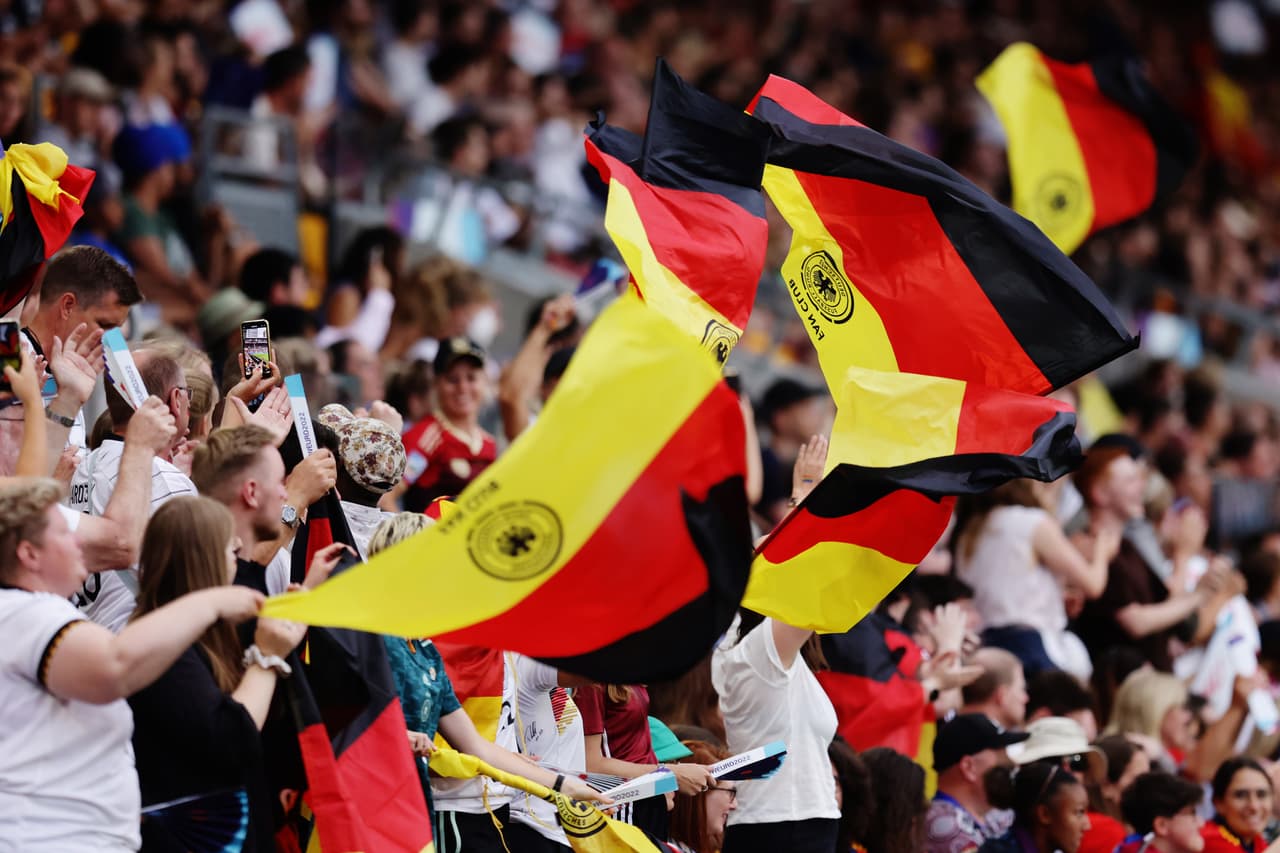La afición alemana se presentó en Brentford para apoyar a su equipo.
