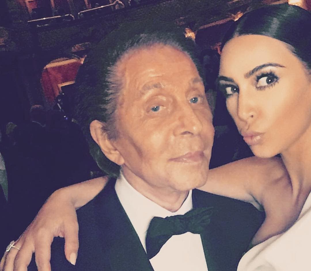 Dentro de la ópera se toma varias selfies. Aquí parando la trompita junto a Valentino.