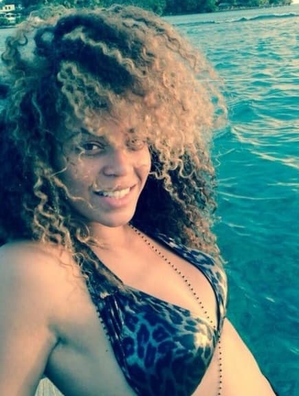 Y mira nada más, hasta despeina su alocada melena.