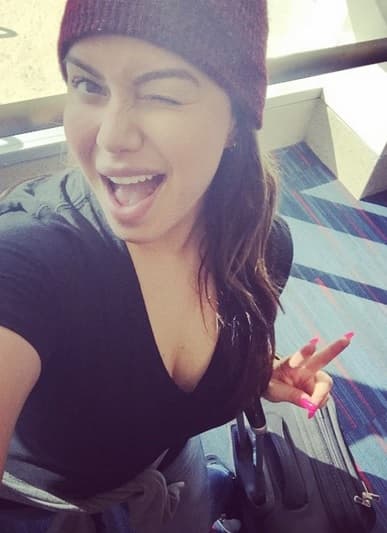 ¿Pena? ¡Para nada! Ella hasta coquetea con la cámara.