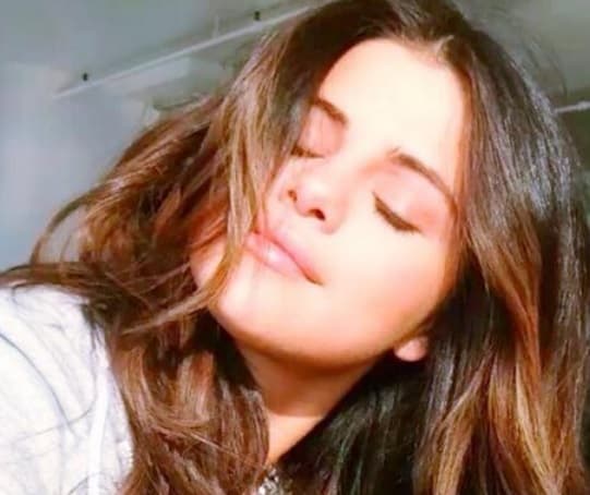 ¡Selena Gomez no se queda atrás! Ella está más que feliz de como luce su cara al natural.