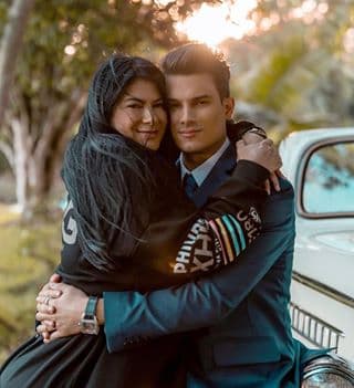 Pero su fan número uno es su mamá, a quien no deja de expresarle su amor en las redes sociales. Se llevan tan bien, que algunos se preguntan si será ella la mujer que camine por la alfombra de 
<a href="https://www.univision.com/temas/premios-juventud">PJ con él este próximo jueves 18 de julio</a> en el Watsco Center. Por cierto, Univision transmitirá el evento en vivo. ¡No te lo pierdas!