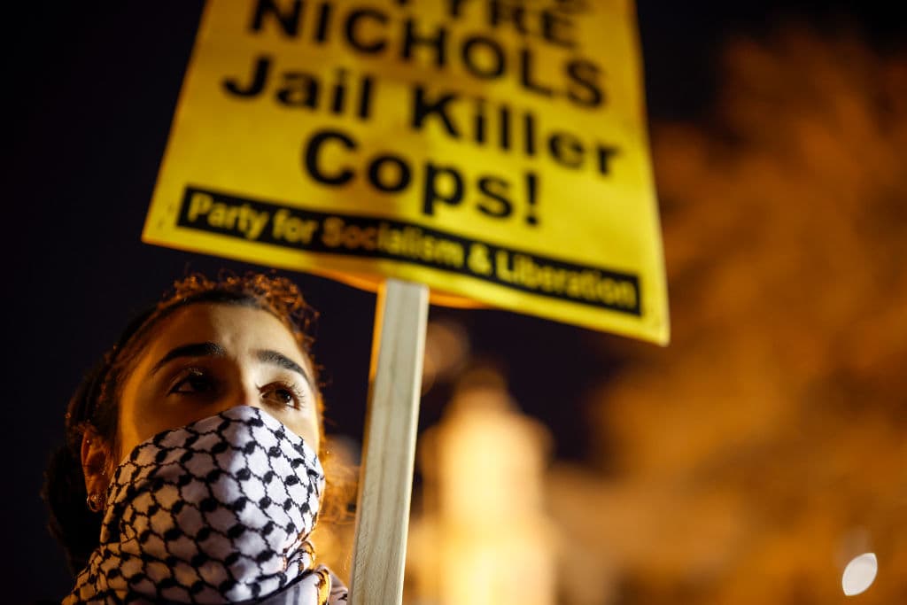 Varias decenas de personas se habían unido a la madre y padrastro de la víctima el pasado jueves por la noche jueves por la noche, para realizar una vigilia con velas y orar en un parque de patinaje de Memphis, donde el hijo Nichols, de cuatro 4 años, practicaba. Ahí, Wells insistió que no quería violencia en la ciudad.
<b> "Eso no es lo que defendía mi hijo", indicó. </b>
<br>