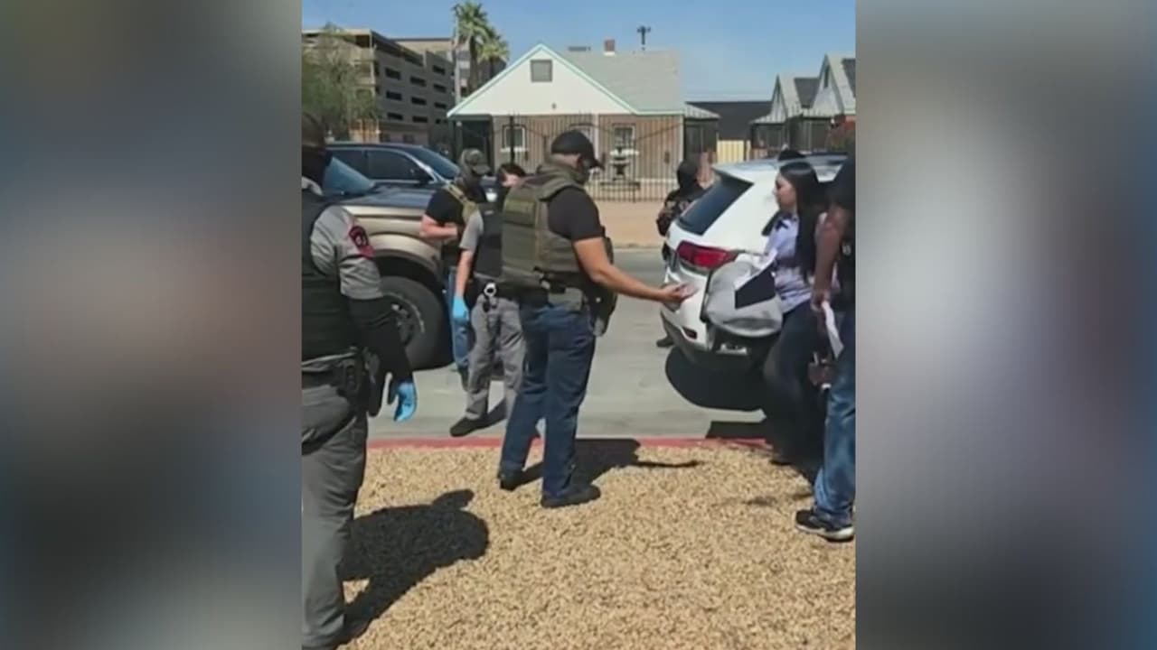 Jueces en todo el país están desestimando los casos de asilo de miles de inmigrantes y agentes de ICE 
<b><a href="https://www.univision.com/local/san-antonio-kwex/ice-separacion-familiar-esposa-hijas-san-antonio" target="_blank">están realizando detenciones masivas en las cortes</a></b>.
