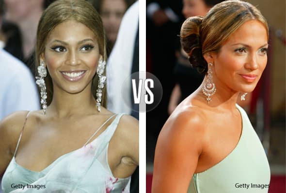 Por ejemplo, traen casi el mismo color de vestido y los enormes pendientes. En esta foto ambas usaron los aretes enormes en 2003, pero con una diferencia de meses. Jenni en marzo y Beyoncé en julio.