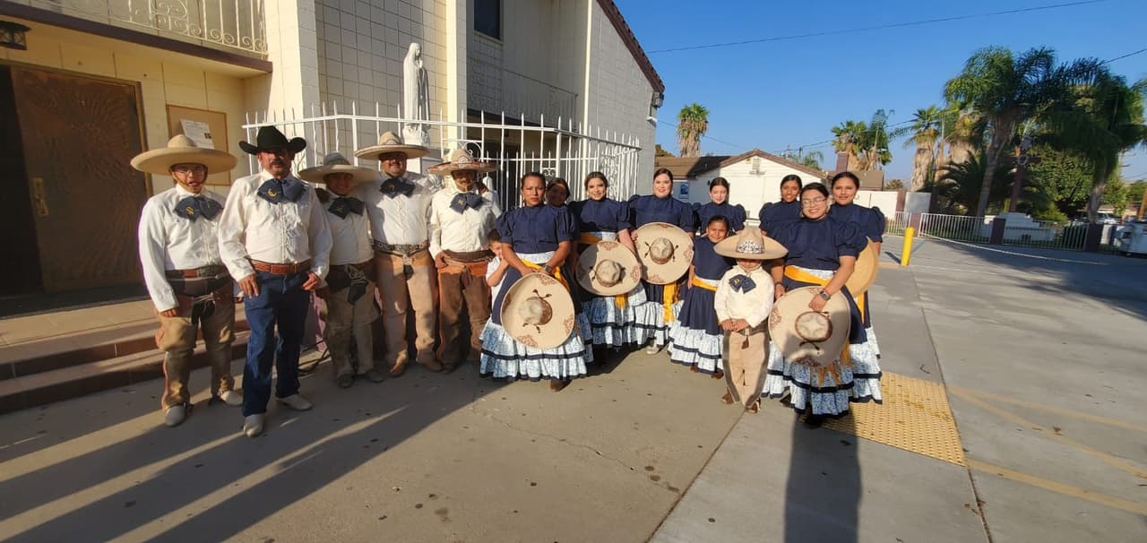 Los asistentes al servicio religioso posaron después de la misa.