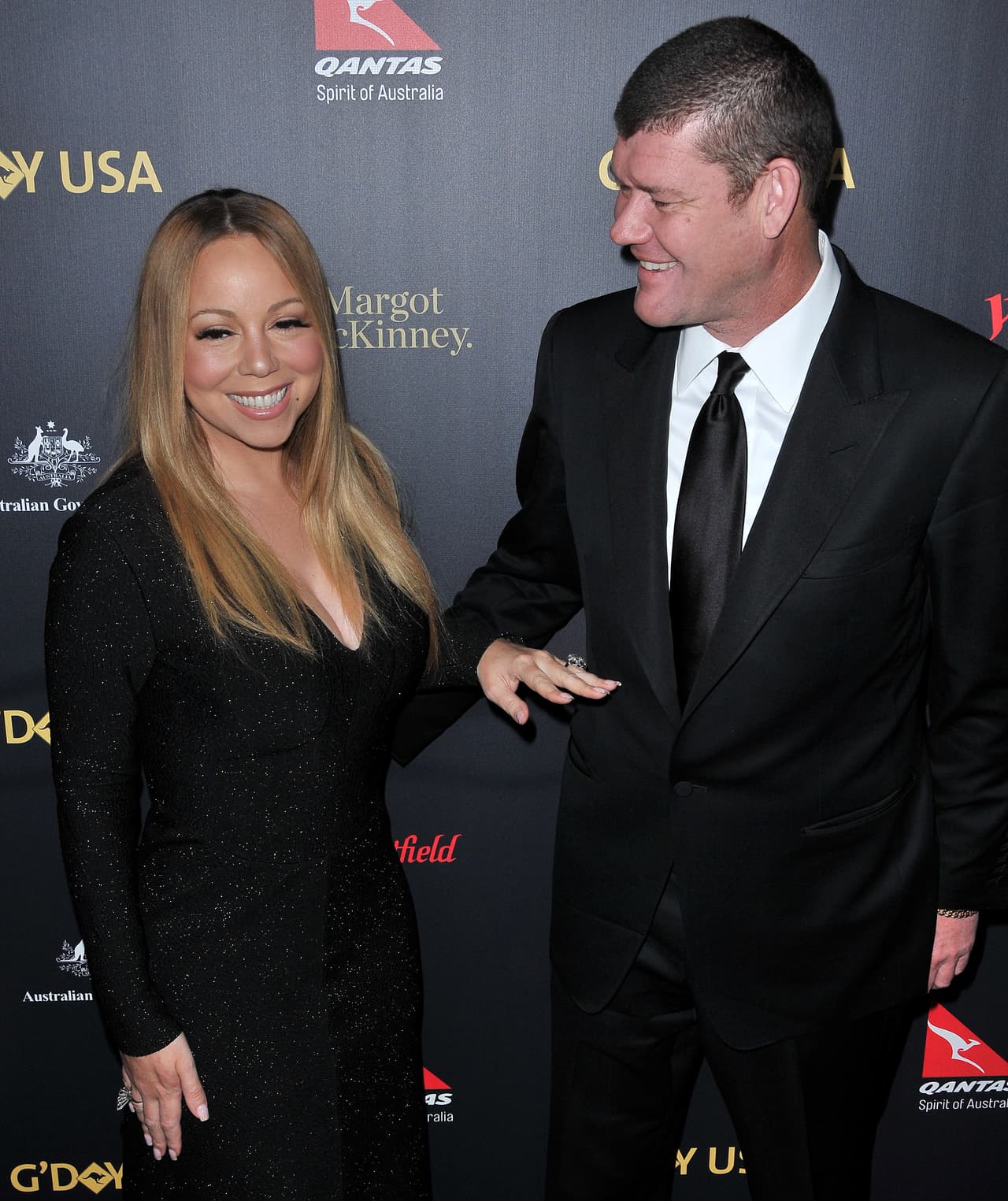 'Mimi' sonreía, se le notaba tranquila y presumía su anillo a como diera lugar.