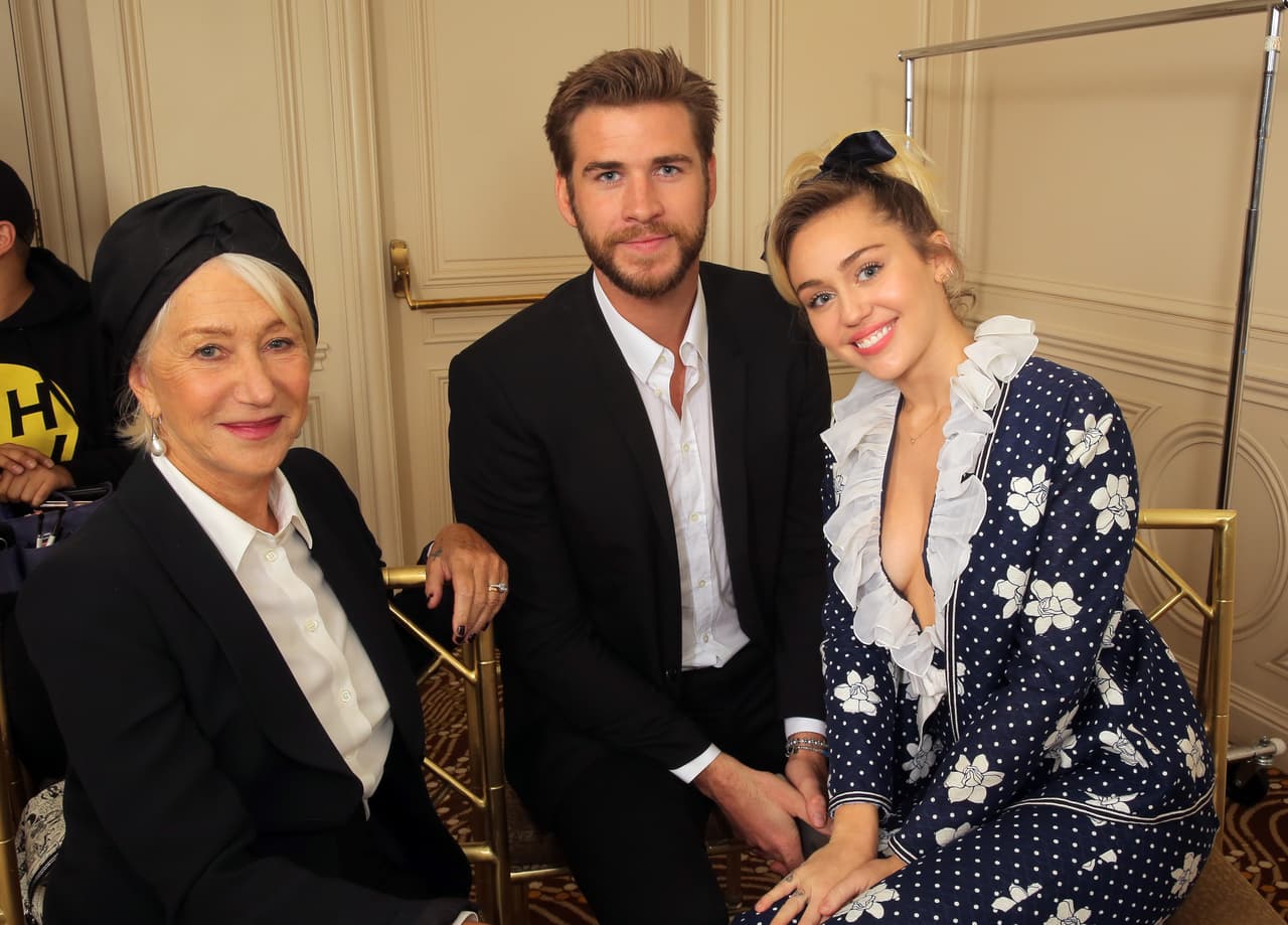 Miley y Liam Hemsworth junto a Helen Mirren.