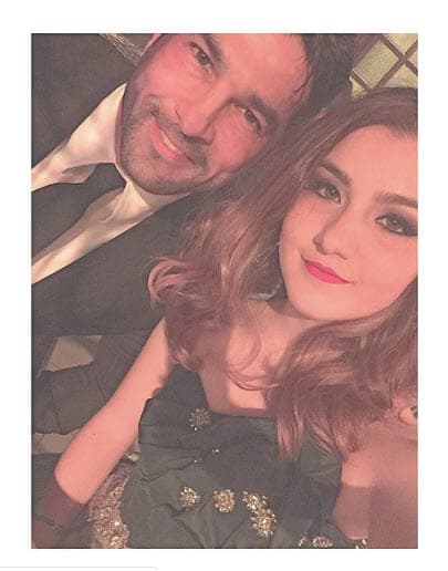 Agregó que la cantante insistió en varias ocasiones para que hablara del tema, incluso con su padre Arturo Carmona, pero reiteró que ella fue la que decidió callarlo hasta el pasado 8 de marzo.
<br>