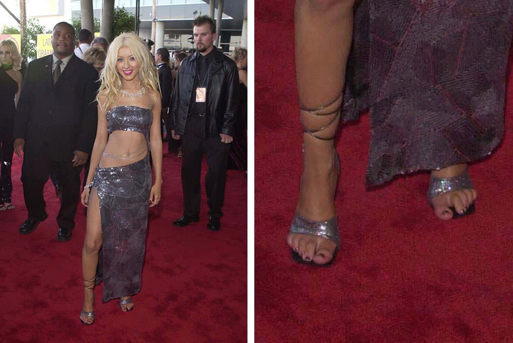 Christina Aguilera prefirió algo más atrevido y glam, pero parece ser que las cintillas las apretó de más y esto fue evidente en la primer alfombra de Latin GRAMMY en el 2000.