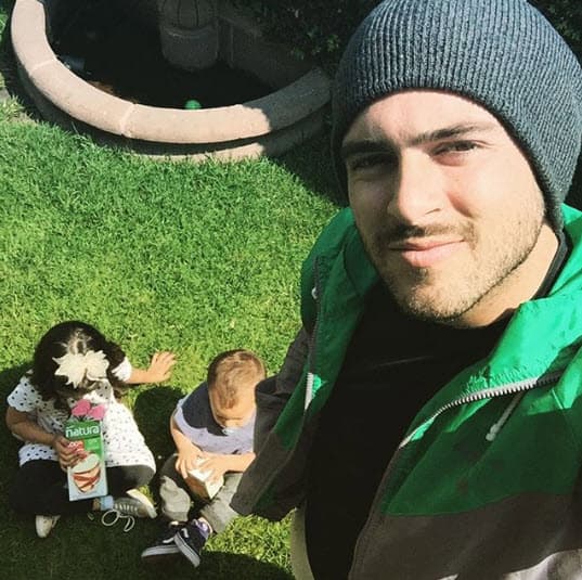 "¿Qué consideras que fue lo mejor que recibiste de tu familia?", le preguntaron en Gente de Sinaloa:
<br>"La educación, ser entregado y trabajador. Hablar siempre de frente y con la verdad. Me inculcaron la lealtad y fidelidad. El ser comprometido con el trabajo y siempre creer en mis ideales", respondió.