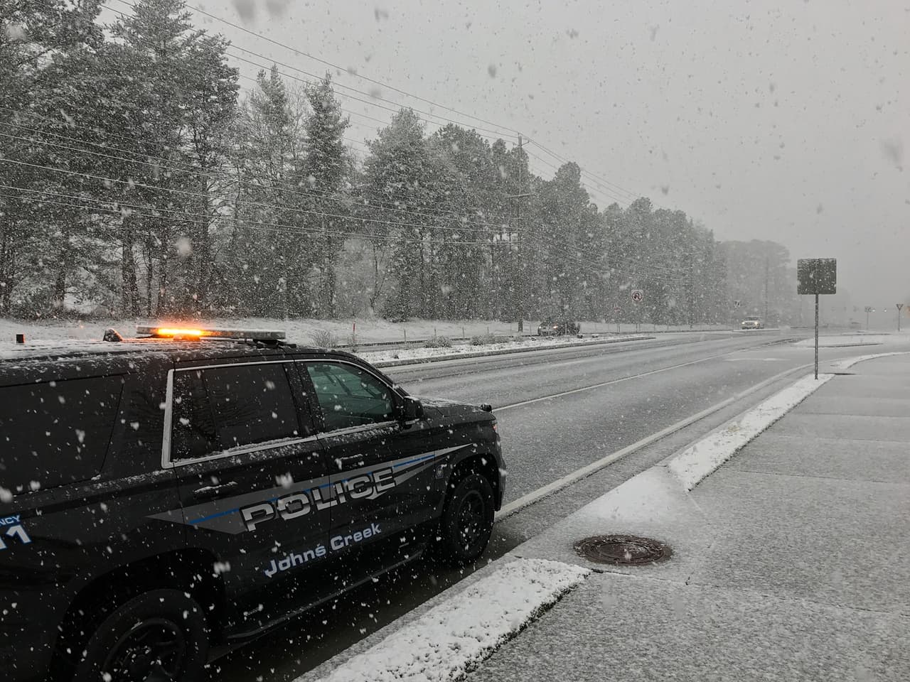 El Departamento pidió a las personas que se mantuvieran fuera de las carreteras.