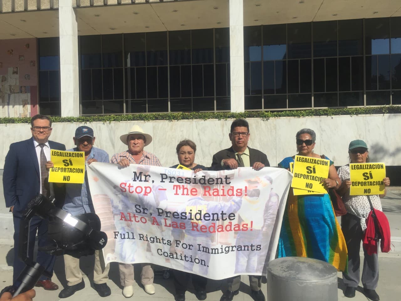 Juan José Gutiérrez, director ejecutivo de One Stop Immigration Center, tercero de derecha a izquierda, critica la política de asilo de la administración Trump.