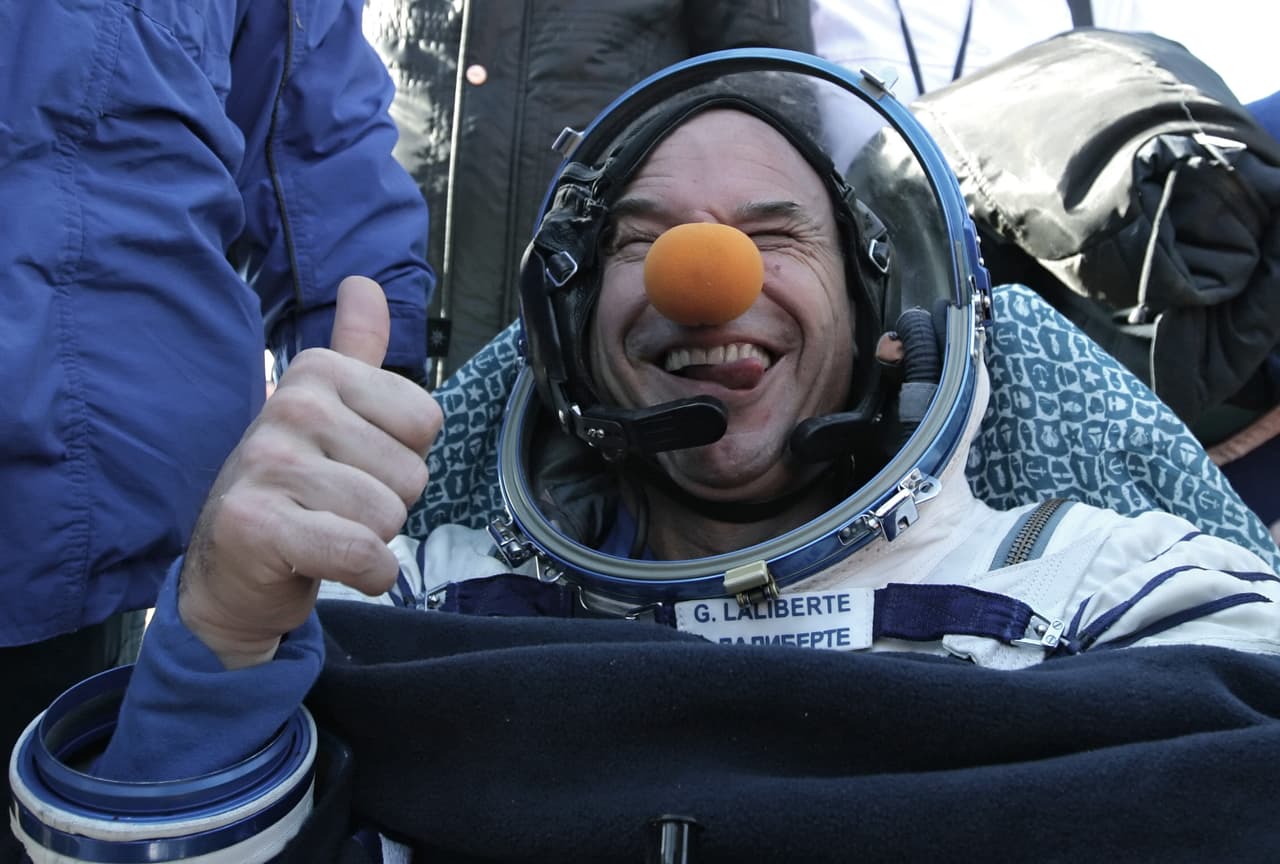 <b>Guy Laliberte, 2009.</b> Este empresario canadiense fue el creador del espectáculo Cirque du Soleil y a los 49 años realizó el último paseo turístico espacial hasta el momento. La compañía Space Adventures anunció que su próximo cliente es 
<a href="https://spaceadventures.com/"><u>el multimillonario japonés Yusaku Maezawa</u></a>, de 46 años, quien viajará en diciembre de 2021.
<br>
<br>Jeff Bezos, fundador de Amazon 
<a href="https://www.univision.com/noticias/ciencia/bezos-viajara-espacio-cohete-blue-origin"><u>anunció que hará un paseo por la órbita terrestre junto a su hermano en el primer vuelo tripulado del New Shepard</u></a>, el cohete espacial fabricado por su propia compañía espacial, Blue Origin.