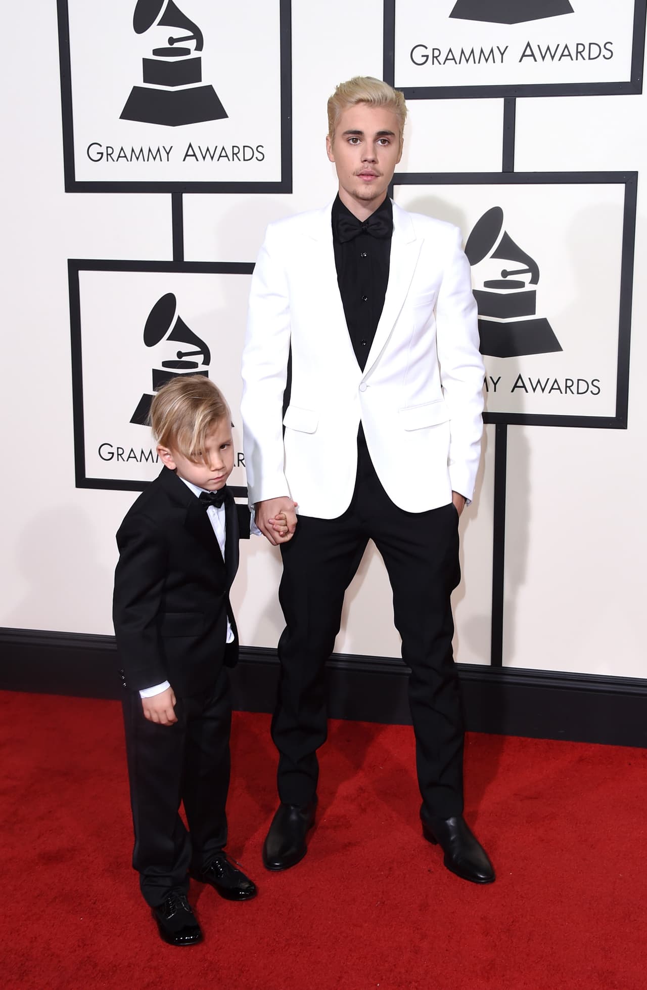 Su pequeño hermanito desfiló con él por la Alfombra Roja y ya inició su camino como una futura estrella.
