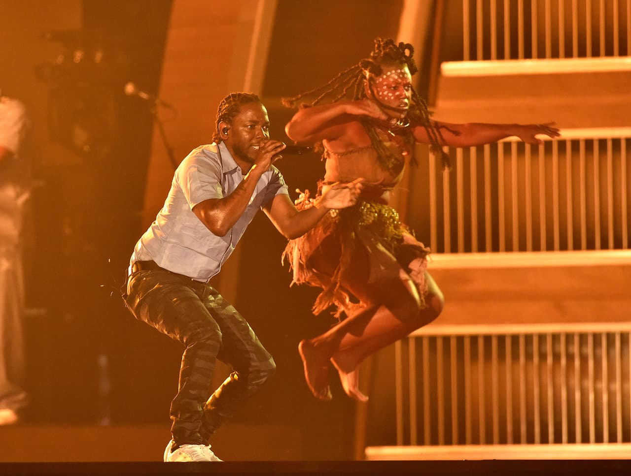 El tema es muy intenso y con él estuvieron una serie de bailarines con los que realizó una coreografía altamente descriptiva.