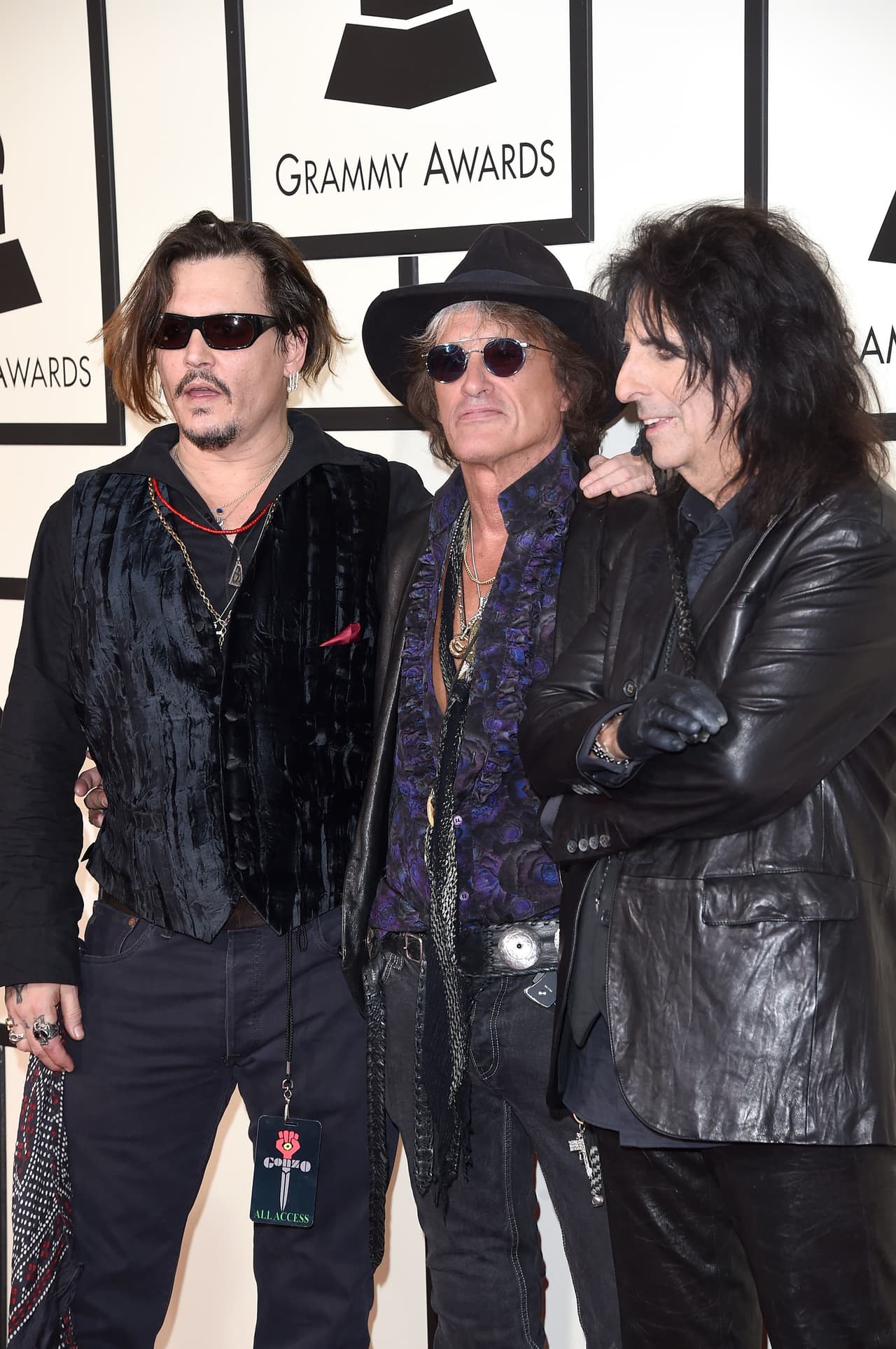 Otra de las mejores sorpresas de la noche fue ver a Johny Depp junto a Alice Cooper y Joe Perry, puro rockero de la vieja escuela.