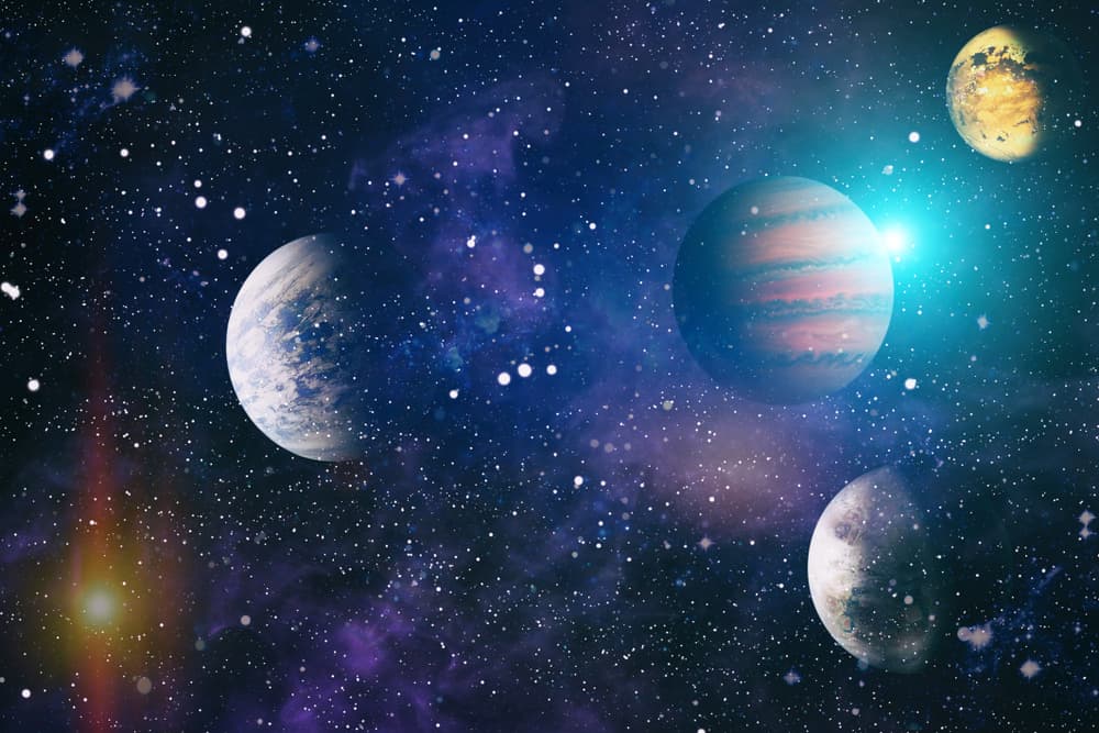 Esta superluna presenta la característica de estar ocurriendo en medio de planetas directos e incide en diferentes aspectos con los elementos zodiacales, creando un paisaje cósmico singular que nos acerca a la belleza pues ocurre en el elegante y armonioso signo librano.