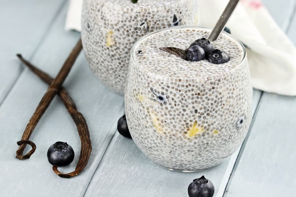 Este postre es facilísimo y lo puedes preparar en cuestión de minutos, solo necesitas yogur, arándanos y chía. Coloca los ingredientes en un vaso y listo. Lo mejor de la chía es que una gran fuente de ácidos grasos omega 3, este es bueno para el sistema nervioso central, para las células y para muchos de nuestros órganos vitales.
