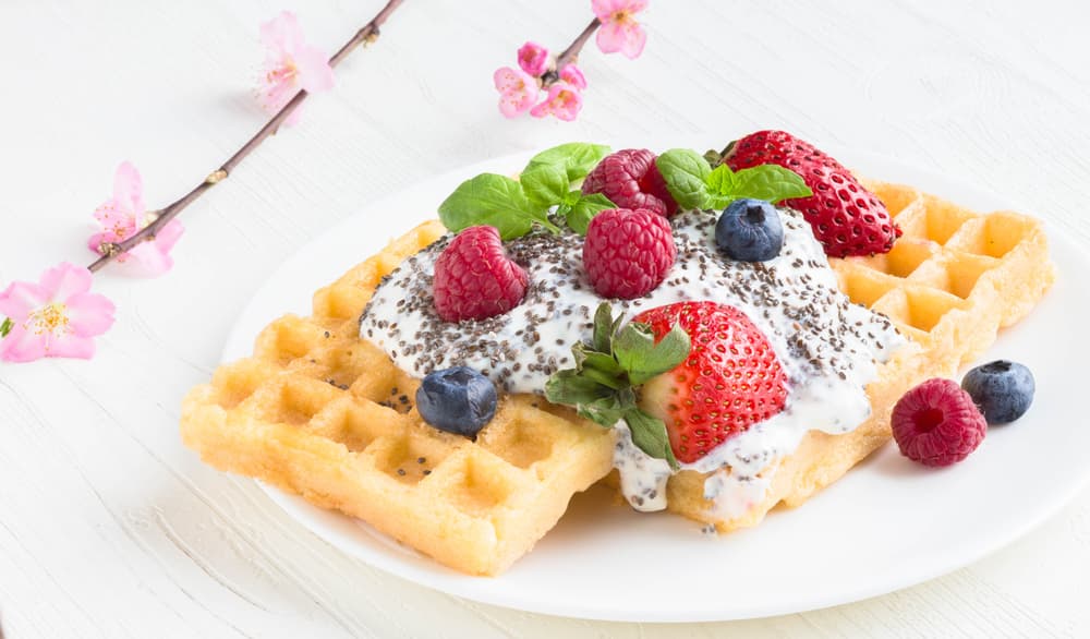 Quién le puede decir que no a unos waffles, que tu complemento sea yogurt con chía y frutos rojos. También puede ser helado con semillas de chía en la parte superior. ¡Tú decides!