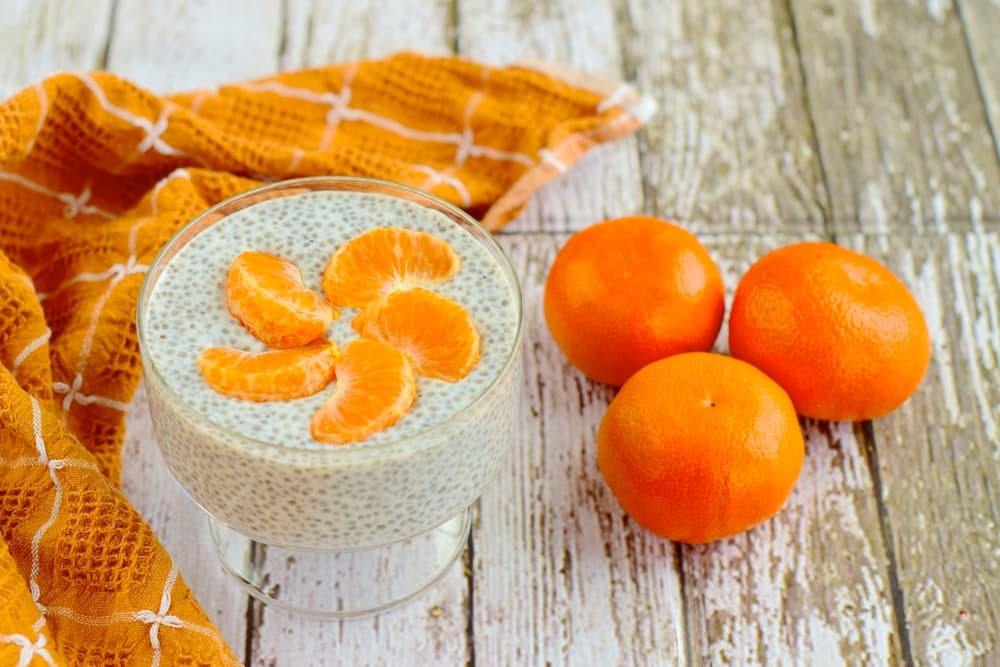 En este postre de parfait de naranja y chía se incorporan las semillas, plátanos y bayas que completan esta delicia con zumo de naranja. Una receta con mucha fibra, potasio y vitamina C. ¡Buen provecho!