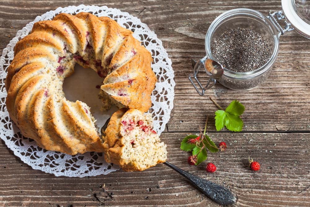 Si quieres verte más sofisticada prepara una torta con semillas de chía, huevos, nueces y fresas del bosque y libre de gluten. Las semillas de la chía están llenas de fibra, por eso cuando la consumes lo que hace es que uno se sienta lleno y satisfecho, mientras ayuda a la digestión. ¡Genial!