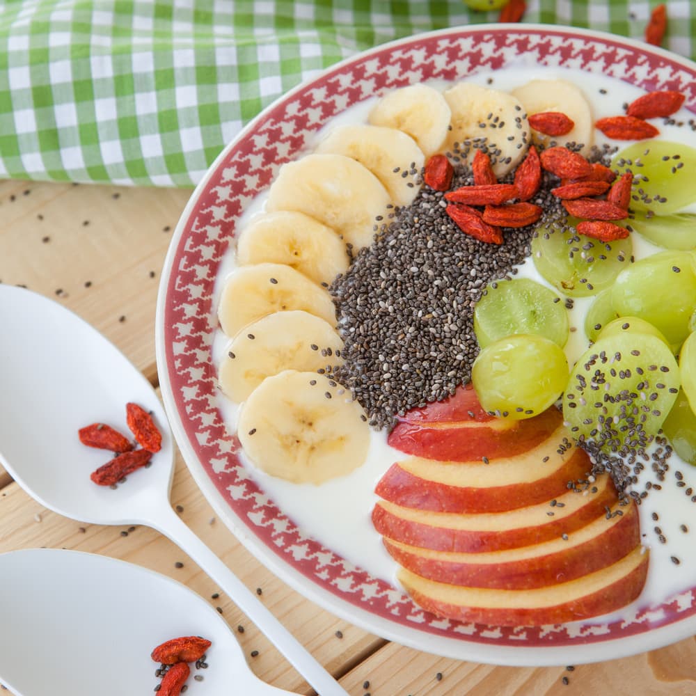 Un postre muy ligero que puedes preparar es un bandeja de diversas frutas como manzana, plátano, kiwi en rodajas y sobre ellas adicionarles la semilla de chía. Lo mejor es que puedes elegir tus frutas favoritas. No olvides que la chía mejora la hidratación y retención de electrolitos porque absorben su peso en agua muchas veces.