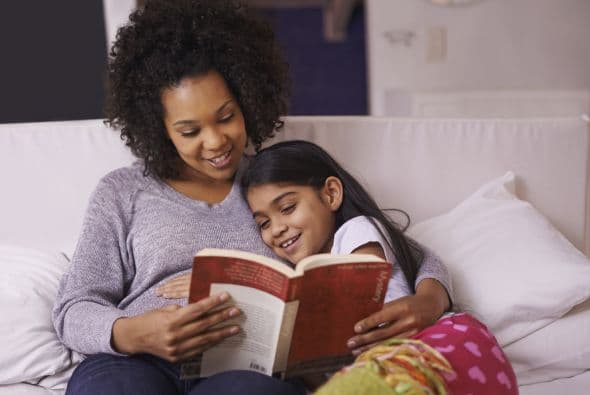 Promueve la rutina. Los niños se benefician de ella, ya que les permite anticiparse a lo que vendrá después. Siempre que te sea posible puedes, por ejemplo, prepararlos para dormir leyéndoles un libro, o cantándoles una melodía especial.