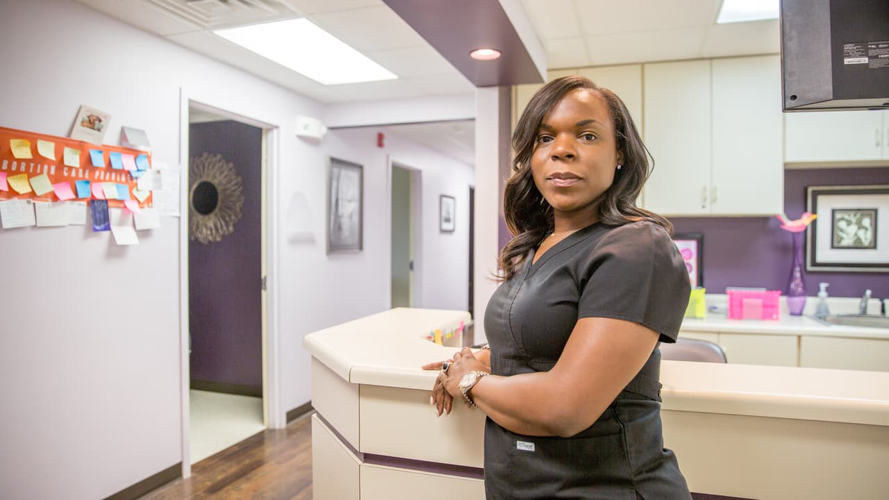 La doctora Yashica Robinson, una ginecóloga con 14 años de experiencia que también ejerce como obstetra asistiendo un promedio de 20 partos al mes en otro hospital. Ella ha alzado su voz para explicar “cuán necesarios” son los servicios que provee destacando el mismo argumento de organizaciones de derechos humanos, abogados y demás expertos en salud reproductiva: 
<b>“las prohibiciones al aborto no impiden que ocurran. lo único que hacen es volverlos menos seguros.</b> Si alguien necesita uno, por la razón que sea, lo buscará, incluso fuera del sistema de salud”.