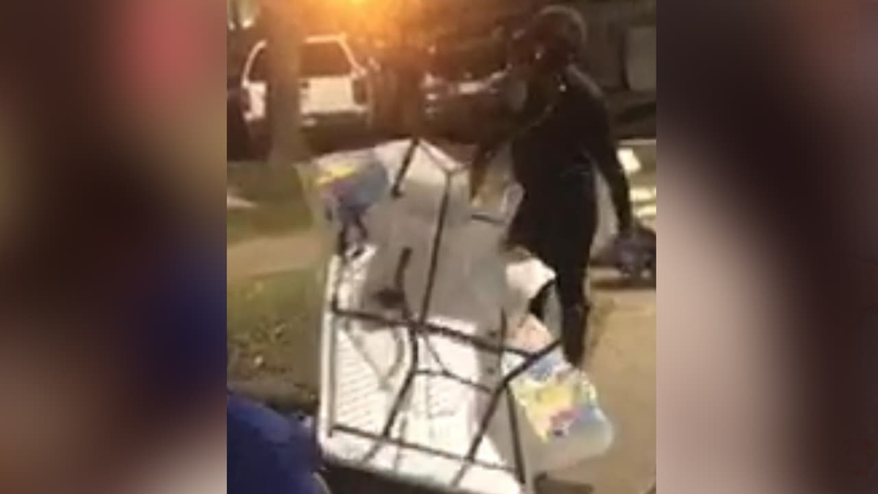 La Asociación de Apartamentos de Houston indica que cada complejo tiene sus propias reglas en cuanto al uso de espacios fuera de cada unidad. En estos casos aconsejan poner una queja con la administración del complejo de apartamentos.