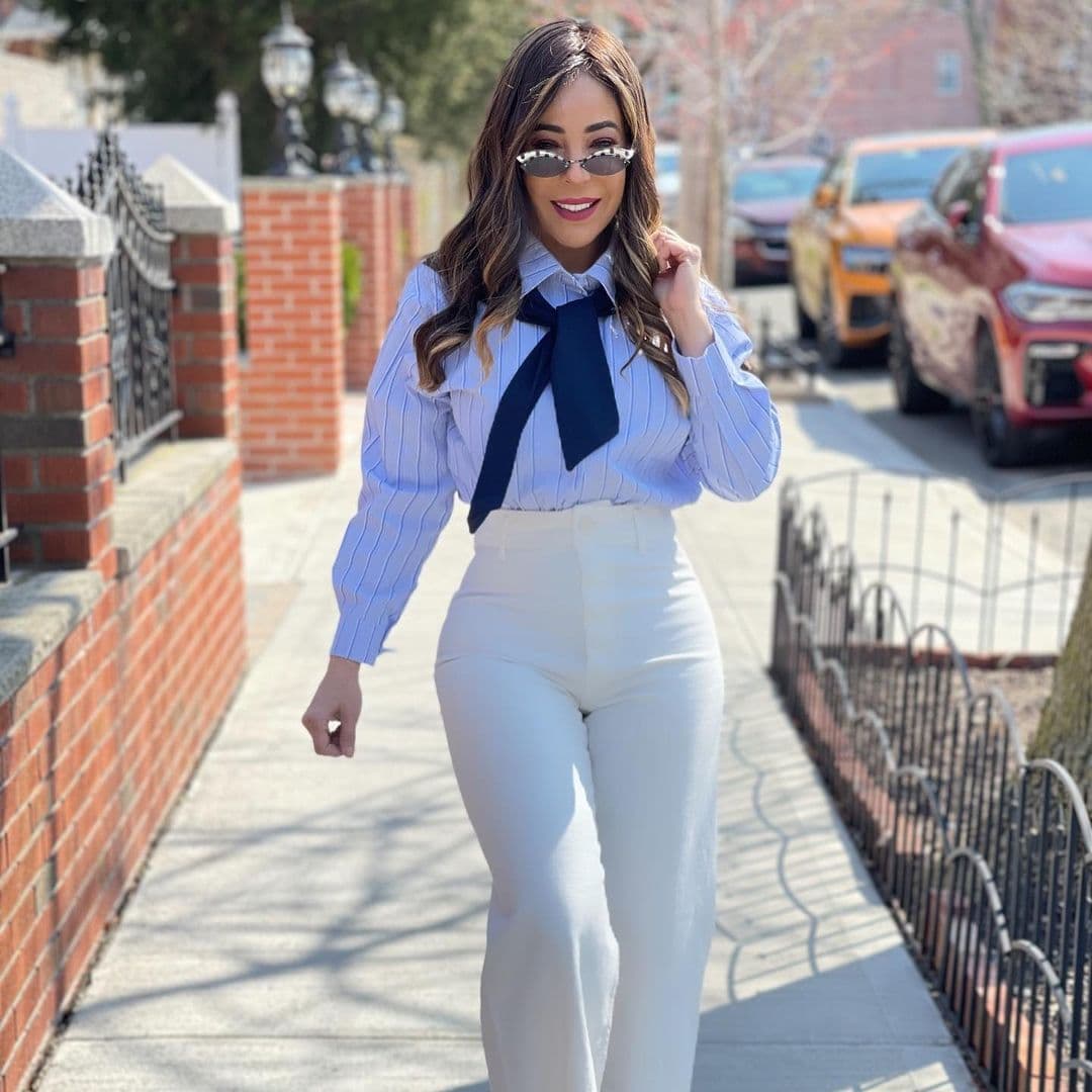 Aunque los pantalones también le sientan bastante bien, sobre todo cuando sabe combinarlos con blusas elegantes y casuales.