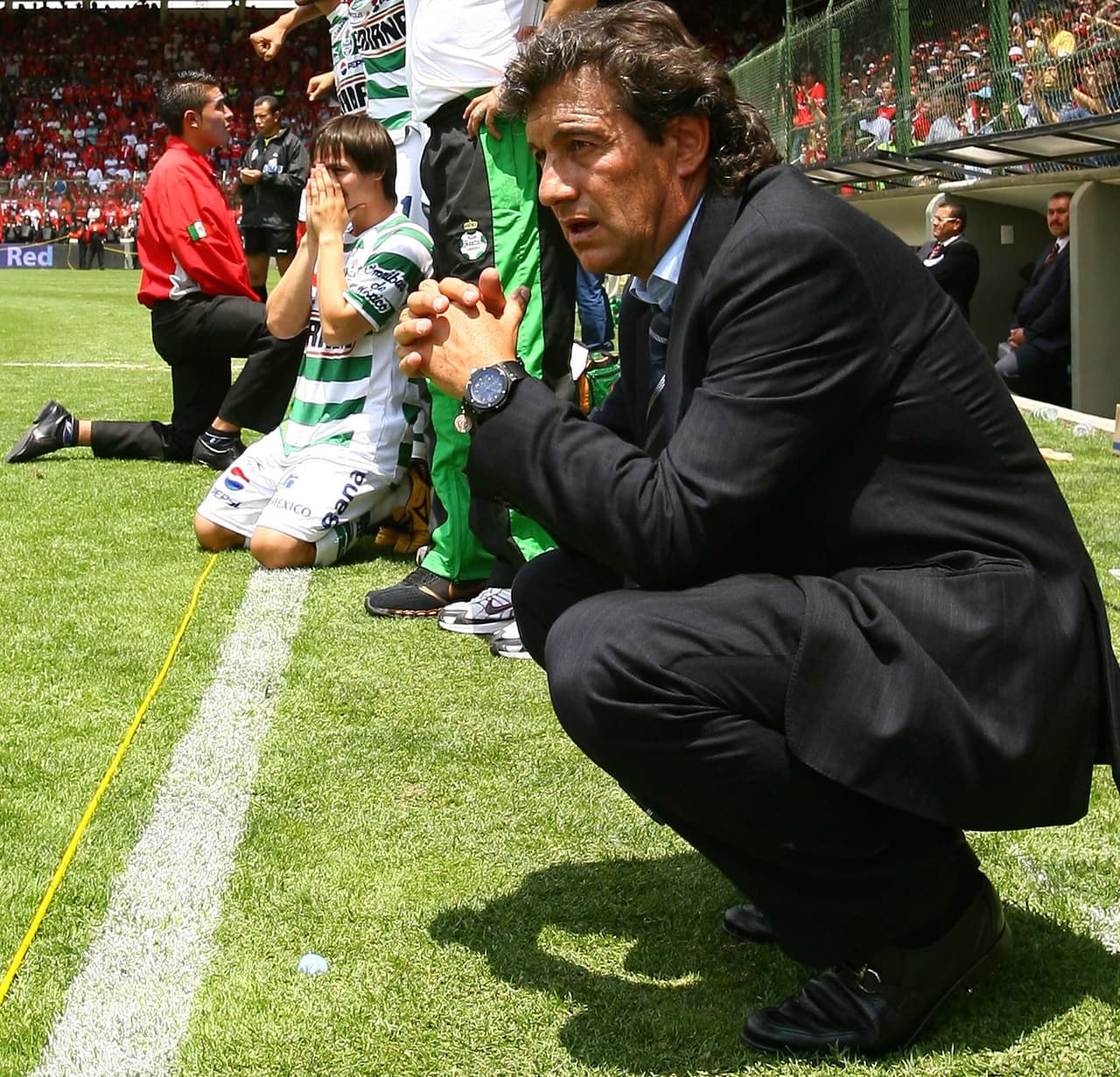Así empezó un calvario para el técnico argentino, viendo uno a uno los cobros.