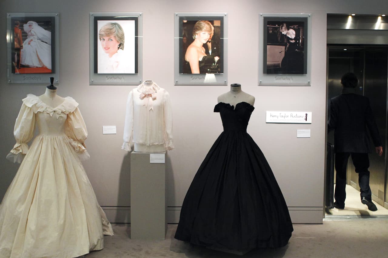 En 2007 se editó un libro de tiraje limitado y publicado por el matrimonio creador del vestido en el que se detallan todos los secretos del mítico vestido. El libro tenía un costó alrededor de 2 mil dólares y contenía un trozo de tela del estampado original de seda del que se cortó el vestido para la boda de Diana, rescatado de los ajustes finales de confección de la prenda.