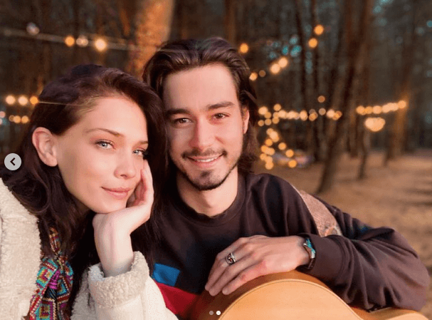 Por su parte, el joven actor -que aparece en la serie ‘Narcos México’, deja tiernos comentarios en las fotografías de Carolina. Además, postea algunas instantáneas junto a la hermosa joven.