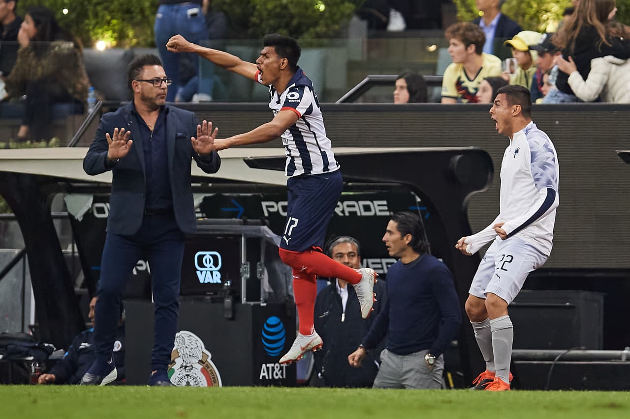 Los Rayados festejan el tanto que empata el global, Mohamed pide calma.