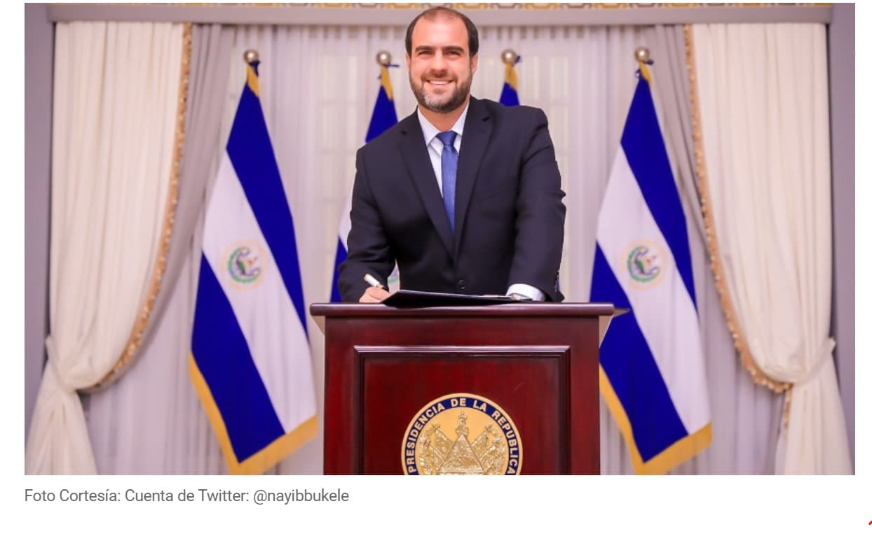 Ministro de gobernación de El Salvador habría nacido en dos países el mismo día, según documentos obtenidos por Univision